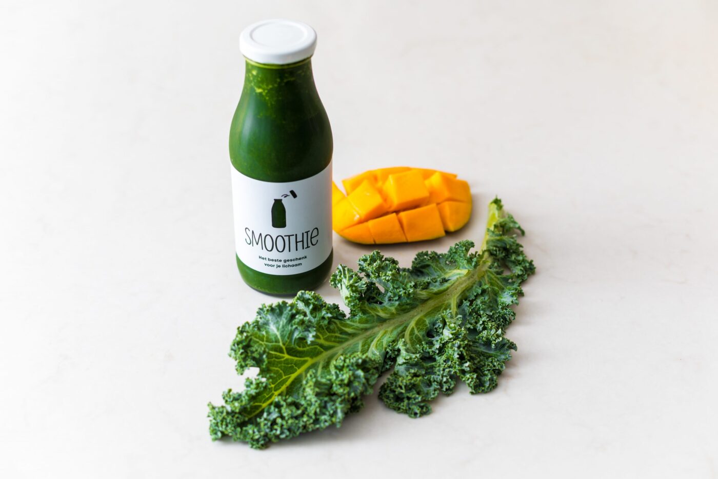 Groene smoothie met mango en boerenkool